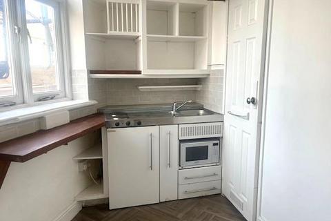 Studio to rent, Sea Street, Whitstable