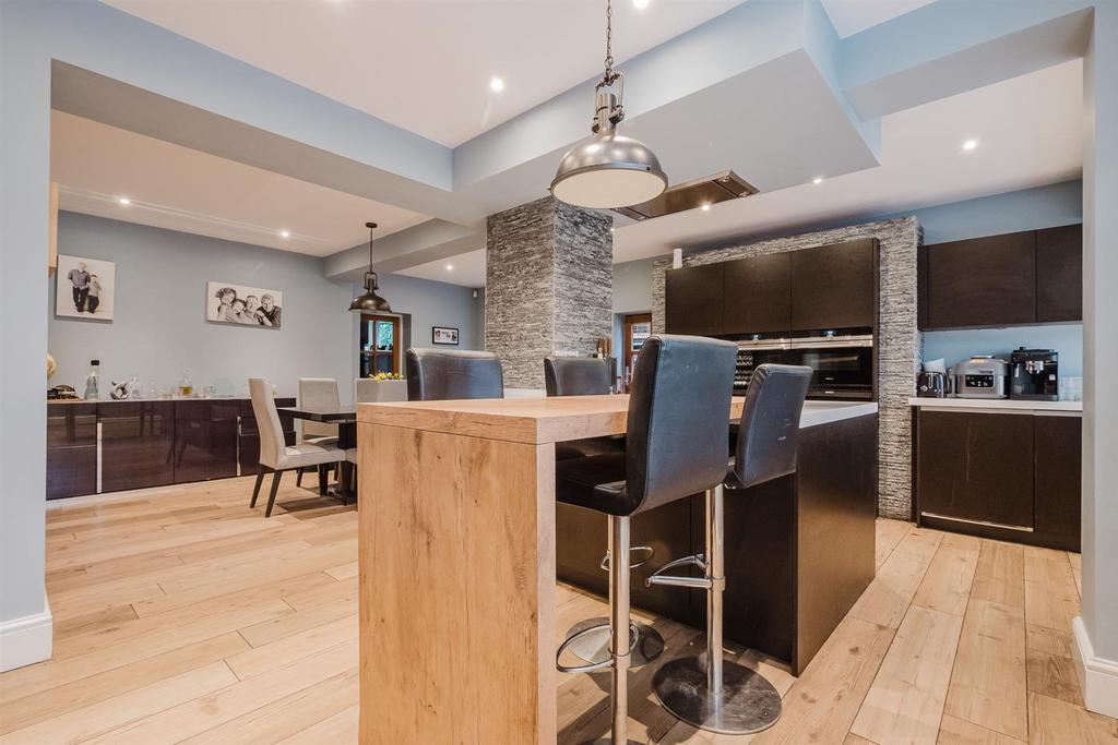 Live in Dining Kitchen