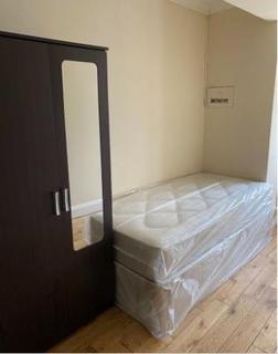 Studio to rent, Fleetwood Road, Dollis Hill