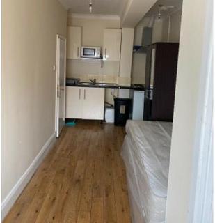 Studio to rent, Fleetwood Road, Dollis Hill