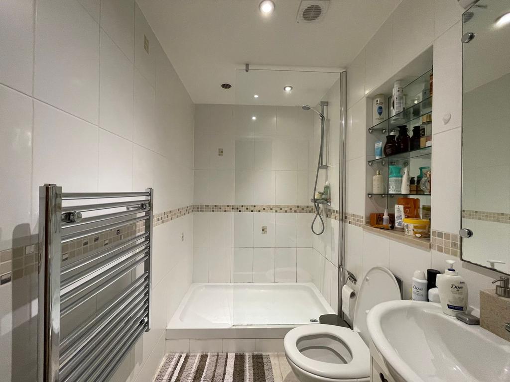 Bright, modern bathroom with a combined shower-...