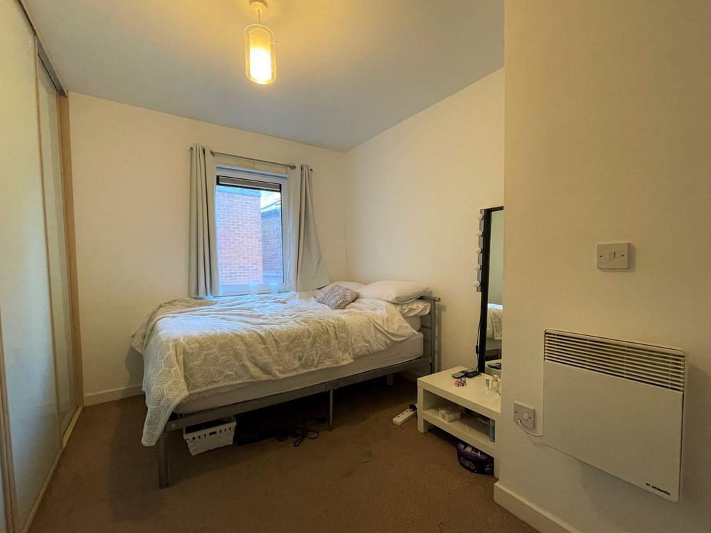 Bright, tidy double bedroom with a comfortable ...