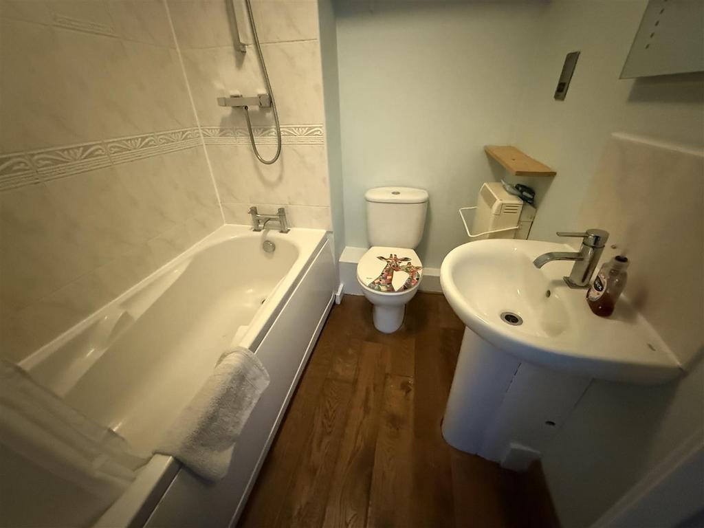 BATHROOM & WC