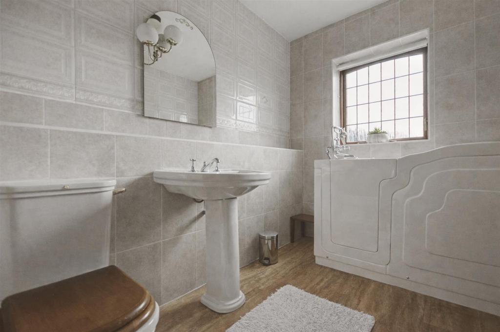 Bathroom 1.jpeg