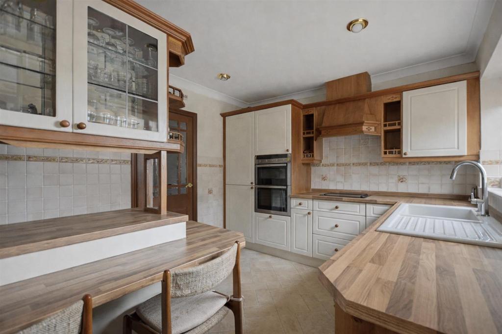 Kitchen 2.jpeg