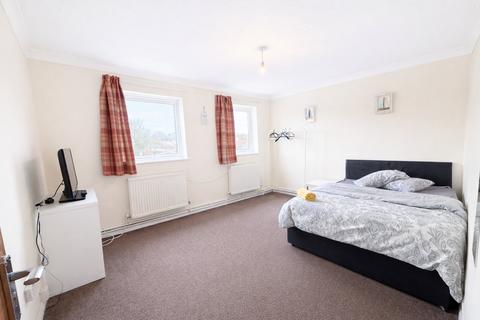 1 bedroom apartment to rent, Rayleigh Road (Bedroom 1), Thundersley, Benfleet, Essex, SS7