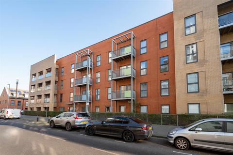 2 bedroom apartment to rent, Cross Street, Portsmouth PO1