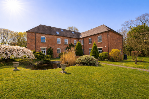 3 bedroom character property to rent, Strensham Court Mews, Strensham, Worcester