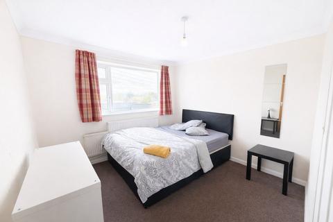 1 bedroom apartment to rent, Rayleigh Road (Bedroom 3), Thundersley, Benfleet, Essex, SS7