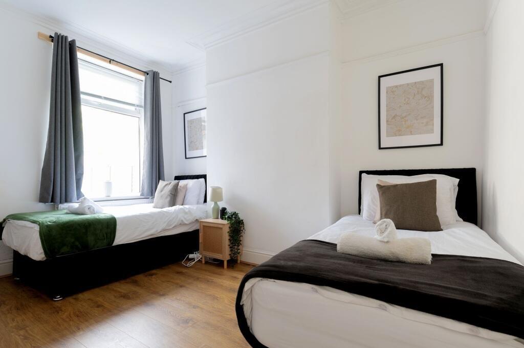 Dining Room / Bed 5