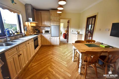 4 bedroom detached bungalow for sale, Osborn Park, Neyland, Milford Haven
