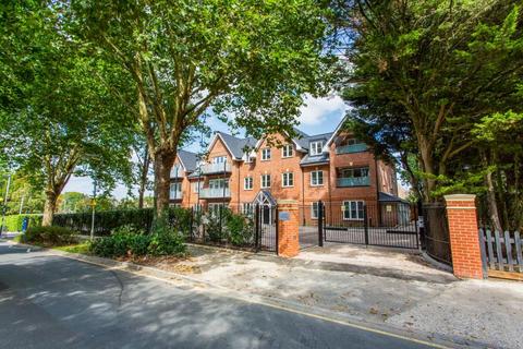 3 bedroom flat to rent, Carew Road, Northwood HA6