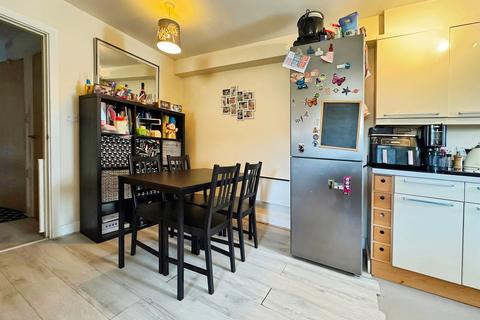 2 bedroom flat for sale, Oakwood Court, Crawley