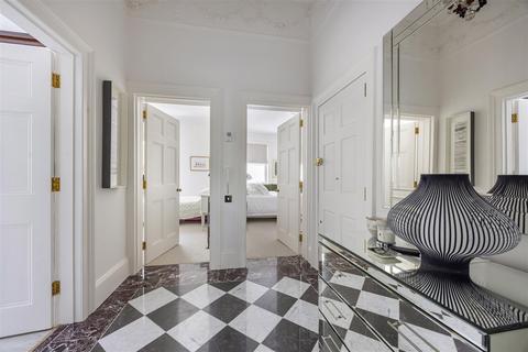 undefined, Wellington Square, Cheltenham