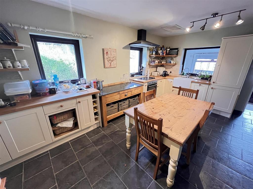 Kitchen 1.jpg