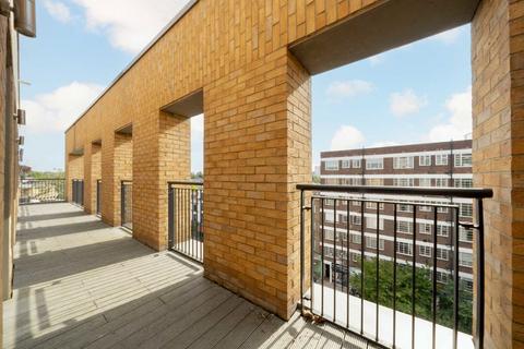 3 bedroom flat for sale, Camden Road, London NW1