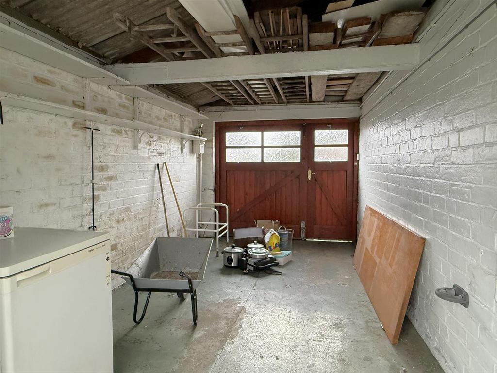 Side garage and veranda