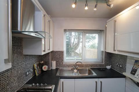 undefined, Santa Monica Grove, Idle, Bradford
