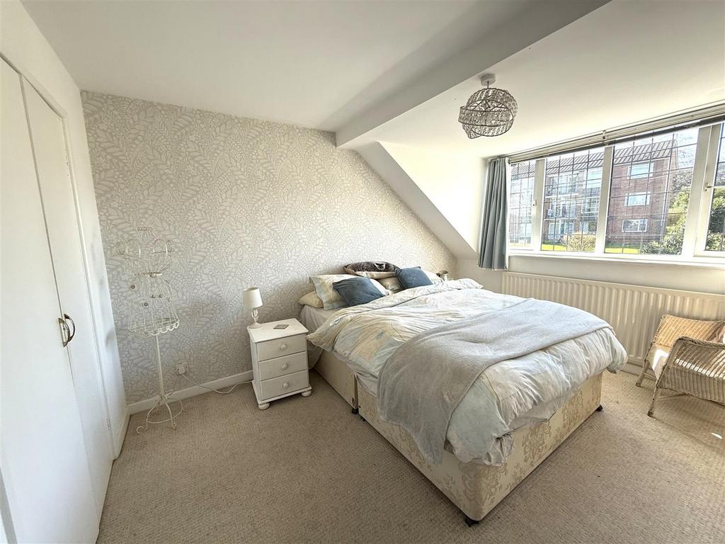 10 PEAKES BED.jpeg