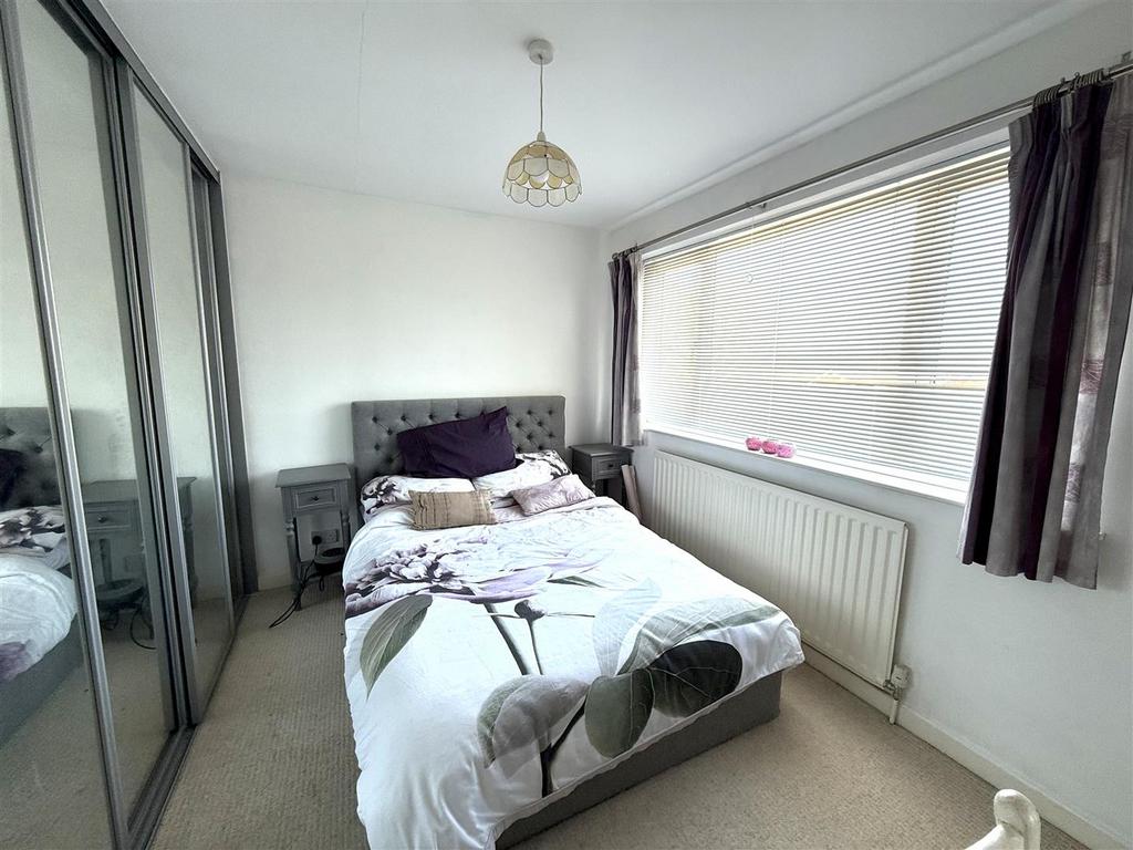 10 PEAKES BEDROOM.jpeg