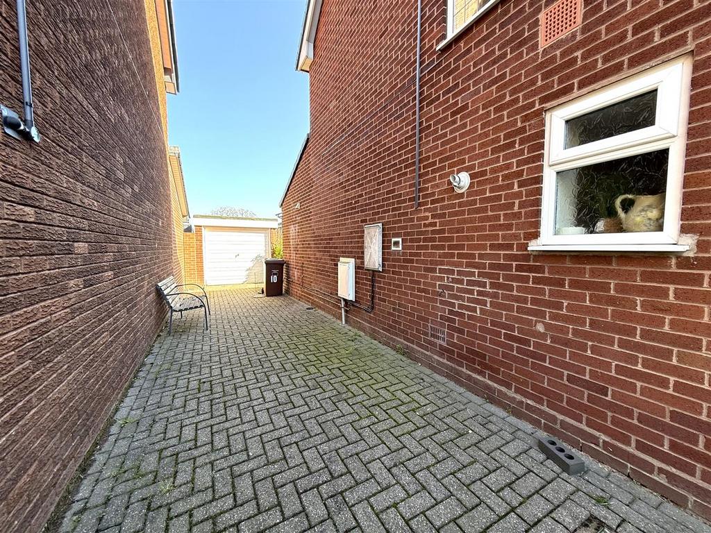 10 PEAKES DR.jpeg