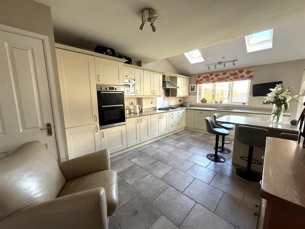 10 PEAKES ROAD KITCHEN.jpeg
