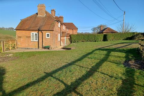 2 bedroom end of terrace house to rent, Lower Woodcott