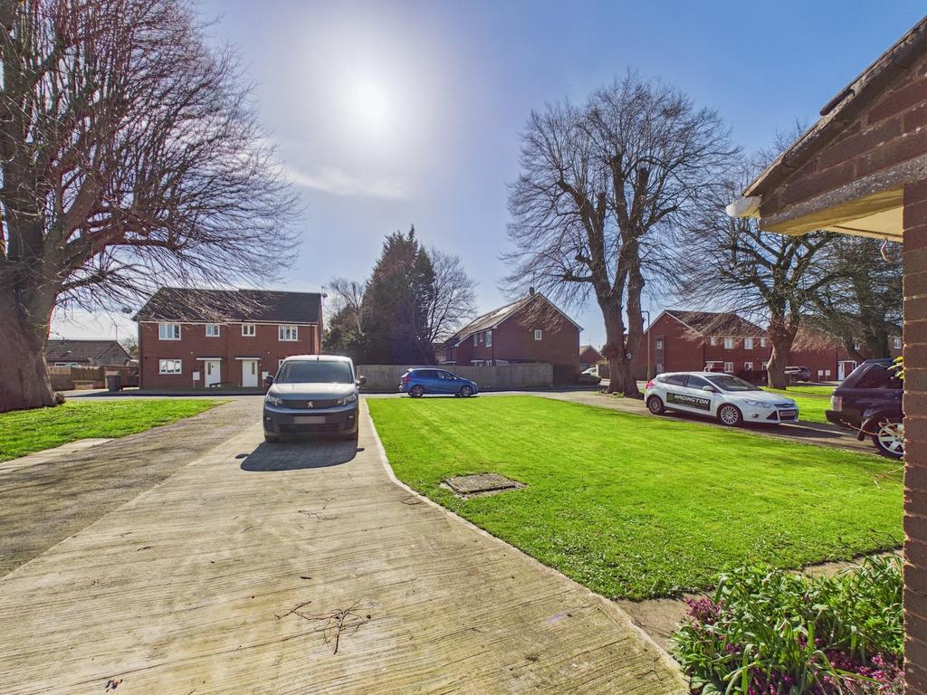 Front garden &amp; driveway