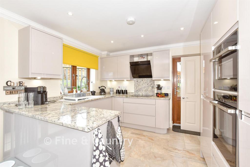 Kitchen/ Breakfast Area