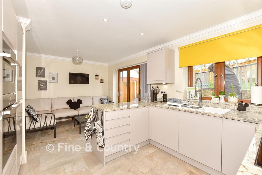 Kitchen/ Breakfast Area