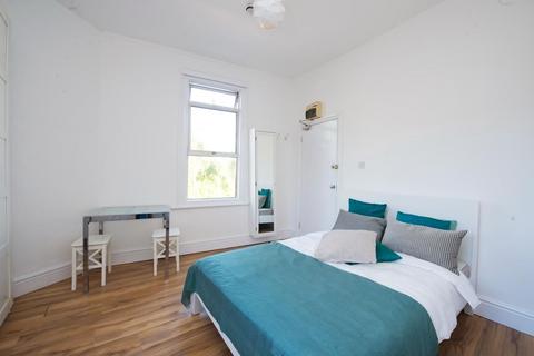 Studio to rent, Dalling Road, London, W6