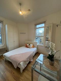 Studio to rent, Dalling Road, London, W6