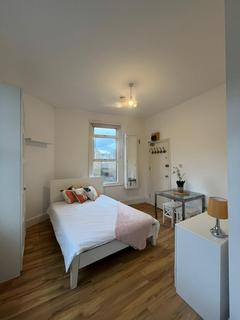 Studio to rent, Dalling Road, London, W6