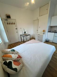 Studio to rent, Dalling Road, London, W6