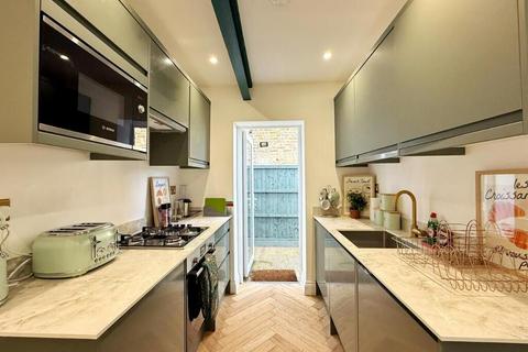 2 bedroom flat to rent, London E17