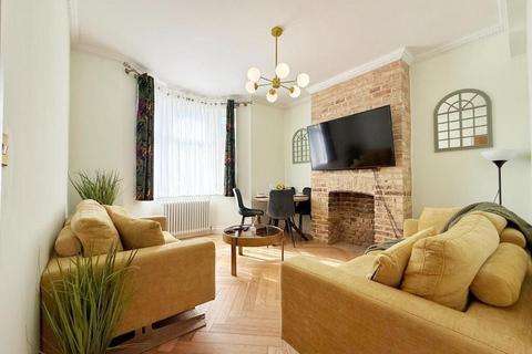 2 bedroom flat to rent, London E17