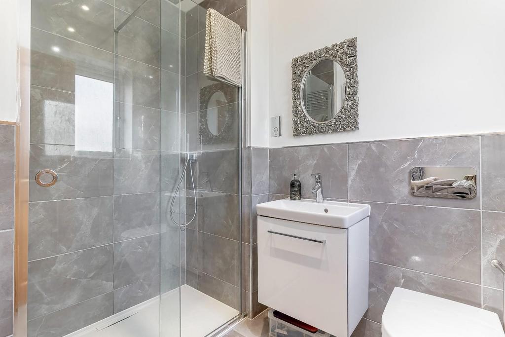Bedroom 1 Ensuite.jpg