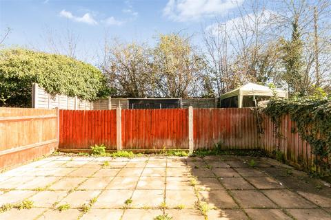 2 bedroom flat to rent, York Close, Morden SM4