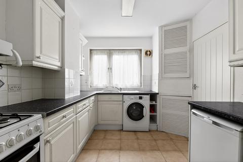 3 bedroom flat for sale, Windlesham Grove, London