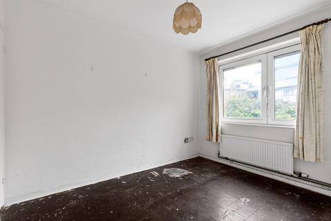 3 bedroom flat for sale, Windlesham Grove, London