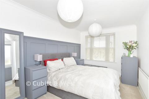 2 bedroom ground floor flat for sale, Cedar Court, Caterham CR3
