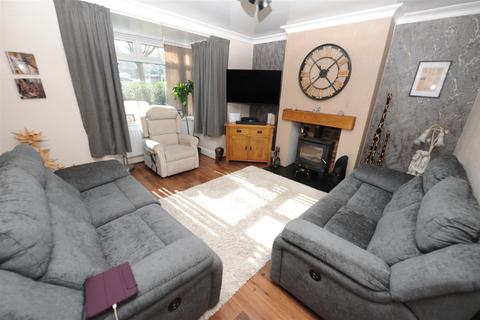 3 bedroom semi-detached house for sale, Leeds Road, Windhill, Shipley