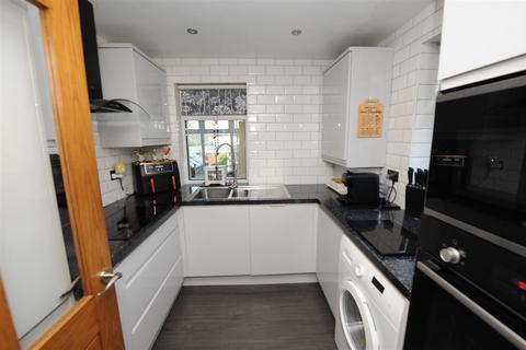 3 bedroom semi-detached house for sale, Leeds Road, Windhill, Shipley