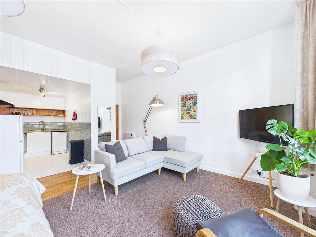 Open Plan Sitting Room &amp; Bedroom