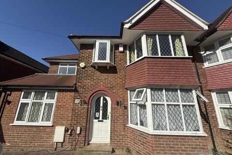 Studio to rent, Salmon Street, London
