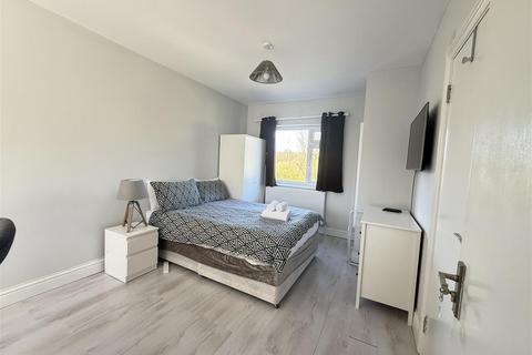 Studio to rent, Salmon Street, London