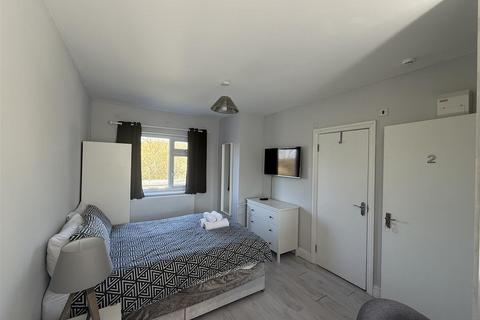 Studio to rent, Salmon Street, London