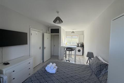 Studio to rent, Salmon Street, London