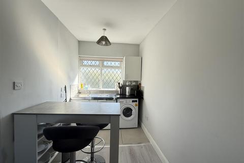 Studio to rent, Salmon Street, London