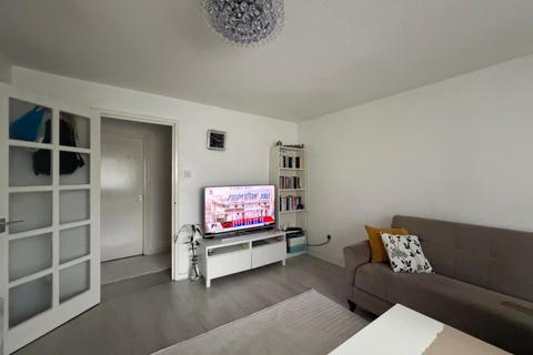 2 bedroom flat to rent, Streamside Close
